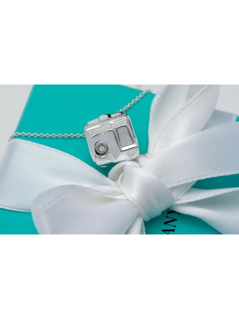 Tiffany & Co Pendant Bow Gift Box Present Lock Necklace in Silver on a 16" Chain - Picture 6 of 8